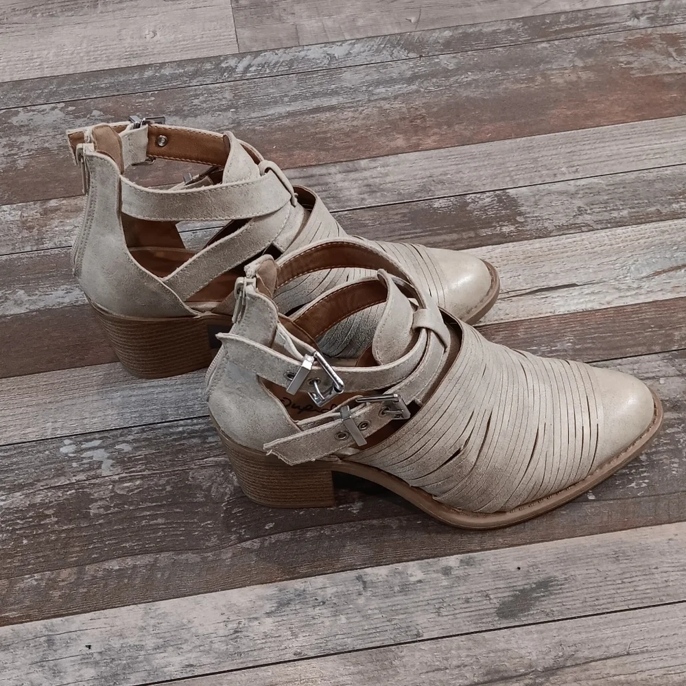 Qupid Cream Minimalist Strappy Women's Ankle Shoes Size 8